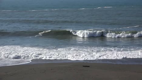 California-High-Waves-Approach-Shore