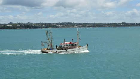 Barco-De-Pesca-De-La-Bahía-De-Auckland-De-Nueva-Zelanda