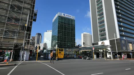 Neuseeland-Auckland-Street-Mit-Gelbem-Bus