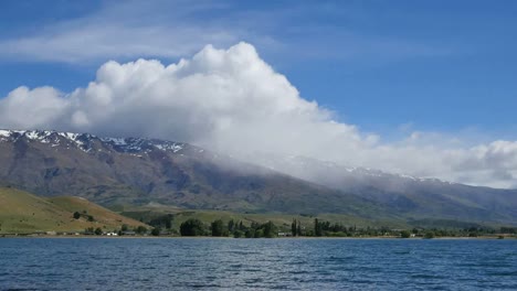 Nueva-Zelanda-Lago-Dunstan-Con-Nubes-Y-Lluvia