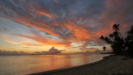 Rarotonga-Sonnenuntergang-Mit-Leuchtenden-Farben-Am-Himmel