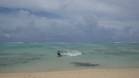 Rarotonga-Windsurfer