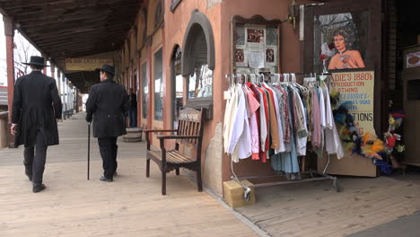 Arizona-Grabstein-Männer-Im-Westernkleid