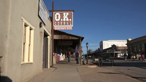 Calle-De-La-Lápida-De-Arizona-Con-Turistas