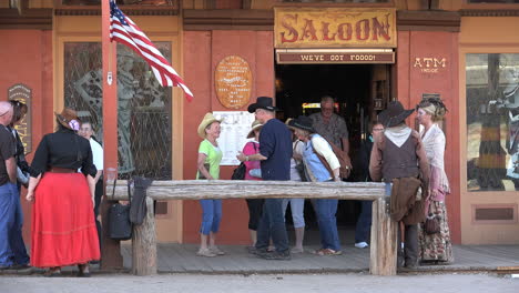 Arizona-Grabstein-Touristen-Im-Saloon
