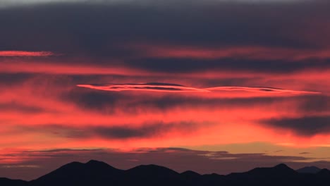 Arizona-Roter-Himmel-Nach-Sonnenuntergang-Herauszoomen