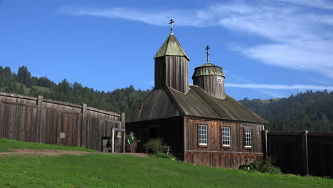 California-Fort-Ross-Iglesia-Rusa-Con-Hombre-Mirando-Campana