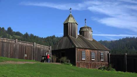 California-Fort-Ross-Iglesia-Rusa-Con-Hombres-Inspeccionando-Campana