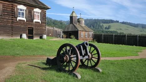 California-Fort-Ross-Russischer-Pelzhandelsposten-Kanone-Und-Kirche-Vergrößern