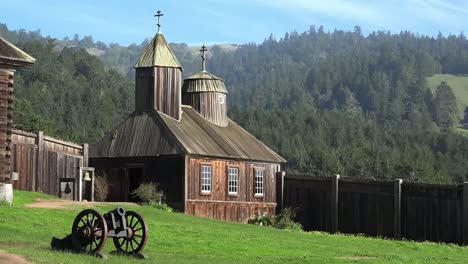 Kalifornien-Fort-Ross-Kanone-Und-Russische-Kirche-Pan