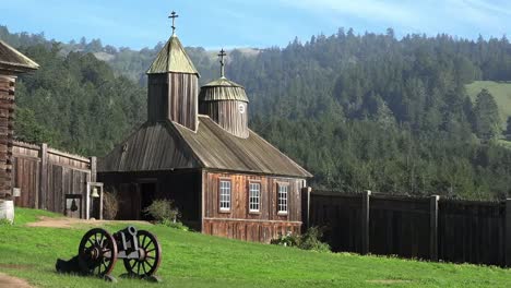 Cañón-Del-Fuerte-Ross-De-California-Y-Pan-De-La-Iglesia-Rusa