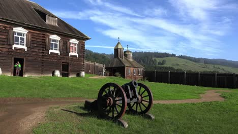 Kalifornien-Fort-Ross-Kanone-Mit-Kuskov-Haus-Und-Kirche