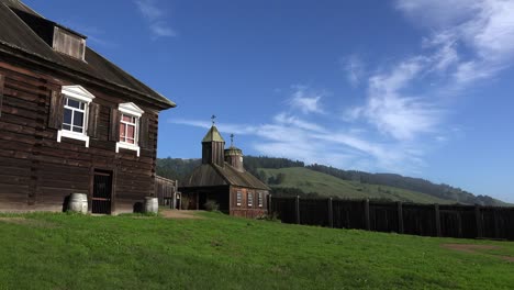 Kalifornien-Fort-Ross-Kirche-Mit-Geiern-Im-Himmel