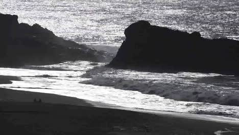 Kalifornien-Rock-Mit-Wellen-Hintergrundbeleuchtung