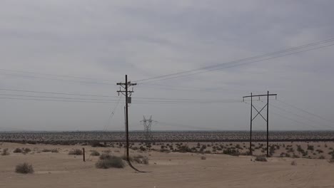 Arena-De-California-Y-Líneas-Eléctricas-Con-Cerca-De-Pan