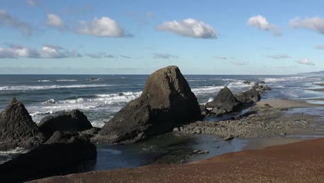 Oregon-Seal-Rocks-In-Hinterleuchteter-Ansichtspfanne-View