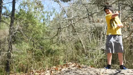 Virginia-Junge-Im-Wald-Mit-Stock