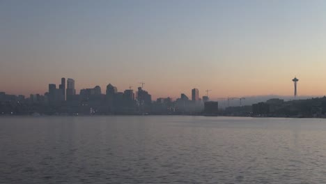 Washington-Seattle-über-Wasser-In-Der-Abenddämmerung