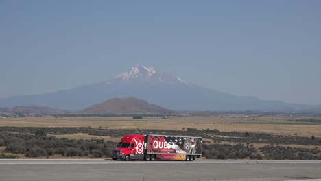 Kalifornien-Mount-Shasta-Mit-LKW-Auf-Der-Autobahn