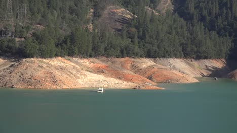 Kalifornien-Shasta-See-Mit-Niedrigem-Wasserstand-Und-Boot
