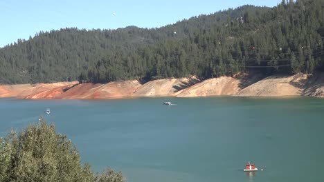 California-Shasta-Lake-Mit-Niedrigem-Wasserstand-Und-Kleinem-Bootsschwenk-Und-Zoom
