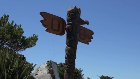 Oregon-Bandon-Totem-Gegen-Himmel-Zoom-In