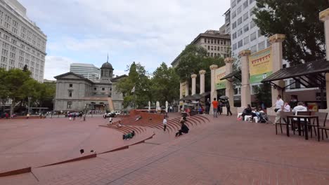 Oregon-Portland-Pionier-Courthouse-Square-Touristen-Court