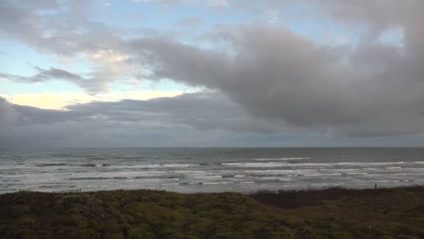 Texas-Golfküste-Wolken-über-Meerespfannen-Links