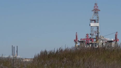 Plataforma-De-Perforación-Costa-Afuera-Del-Golfo-De-Texas-Y-Hierba