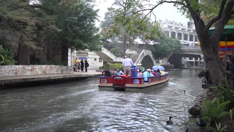 Texas-San-Antonio-River-Walk-Barge-Geht-Den-Fluss-Hinunter