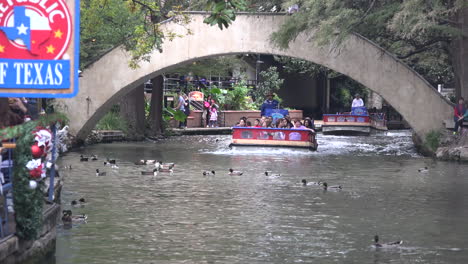 Texas-San-Antonio-River-Walk-Lastkähne-Ankommenges