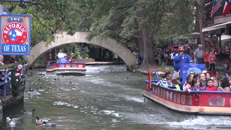 Texas-San-Antonio-River-Walk-Lastkähne-Vorbei