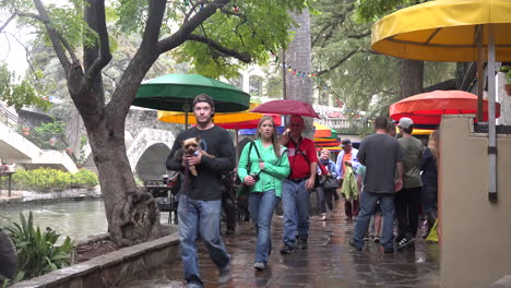 Texas-San-Antonio-River-Walk-Touristen-Im-Regen