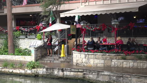 Texas-San-Antonio-River-Walk-With-Tourists-Time-Lapse