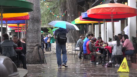 Texas-San-Antonio-Mann-Mit-Regenschirm-Geht-Durch-Café-Umbrella