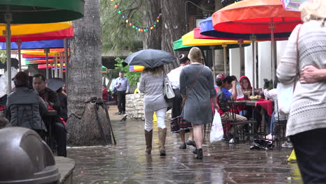 Texas-San-Antonio-Menschen,-Die-Entlang-Des-Flusses-Spazieren-Gehen