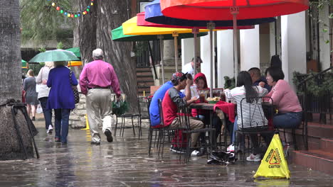 Texas-San-Antonio-Leute,-Die-An-Regenschirmen-Vorbeigehen