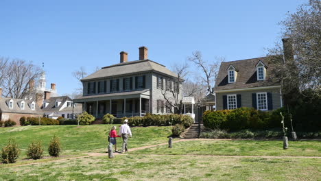 Virginia-Colonial-Williamsburg-Paar-Zu-Fuß-In-Richtung-Häuser