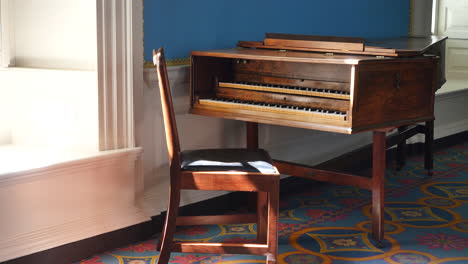 Virginia-Colonial-Williamsburg-Piano-Y-Silla