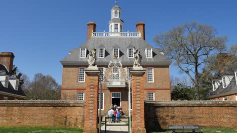Virginia-Colonial-Williamsburg-Turistas-Entran-Al-Palacio-Del-Gobernador