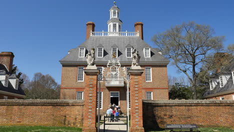 Virginia-Kolonial-Williamsburg-Touristen-Betreten-Gouverneurspalast