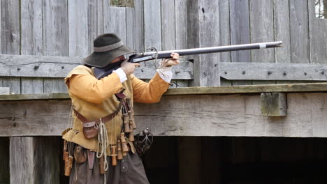Virginia-Jamestown-Mann-Feuert-Historische-Waffe-Ab