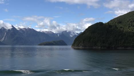 Fiordo-De-Chile-Aisen-Se-Acerca-A-La-Isla