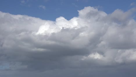 Chile-Golf-Of-Ancul-Bewegt-Sich-Von-Wolke-Zu-Wasser