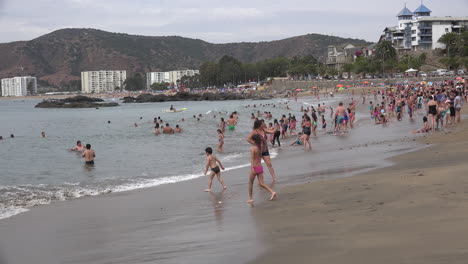 Chile-Papudo-Strandmädchen-Spielt-Am-Strand-On