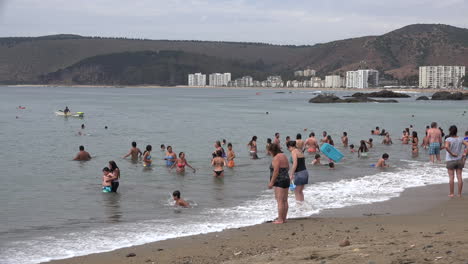 Chile-Papudo-Mothers-And-Children-On-Beach