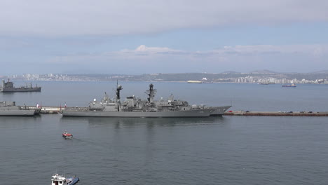 Chile-Valparaíso-Desciende-De-Los-Buques-De-Guerra