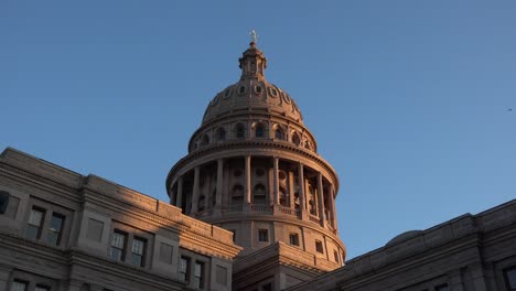 Texas-Austin-Capitol-Birds-Fly-Past-Dome