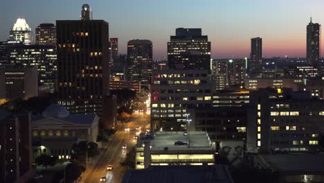 Texas-Austin-Verkehr-Auf-Der-Straße-In-Der-Innenstadt-Bei-Sonnenuntergang-Zeitraffer