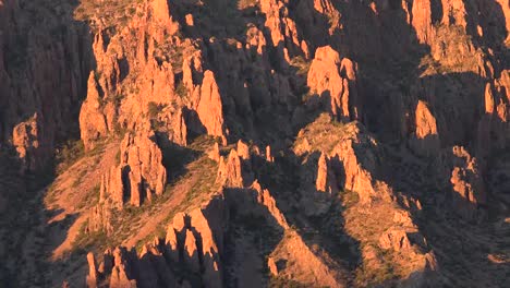 Texas-Big-Bend-Chisos-Rocas-Dentadas-En-La-Luz-Del-Atardecer-Acercar